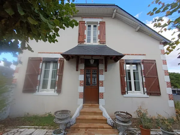 Maison de ville des années 30, bon état général.