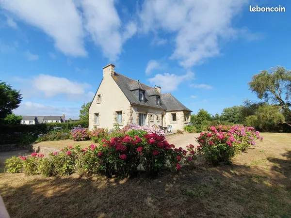 Charmante maison néo-bretonne de 116m2 , lumineuse avec jardin , sous-sol total, hangar sur terrain 