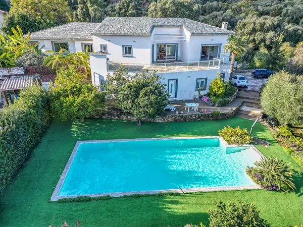 Maison 11 pièces 243 m²
