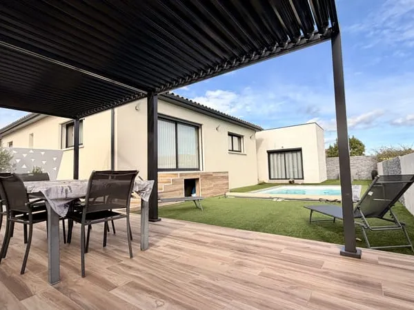 Villa contemporaine avec piscine , 4 chambres , garage , vue