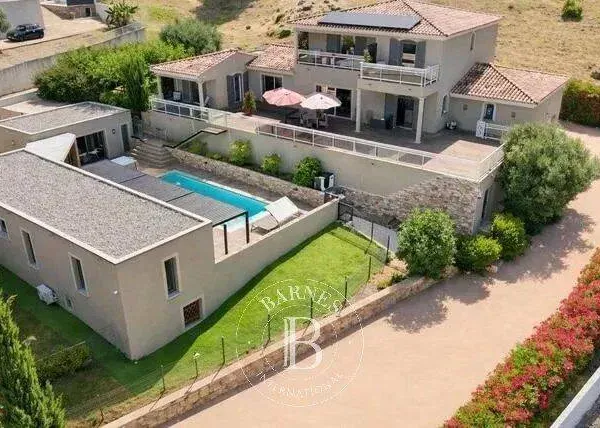 Villa 8 pièces 348 m²