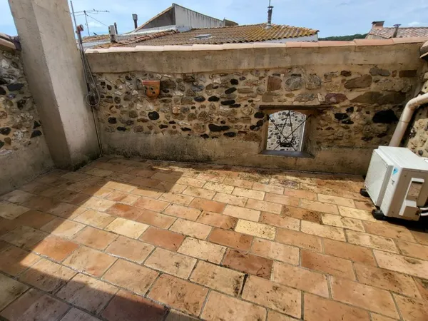 Très belle maison avec pierres apparentes de village avec garage et terrasse