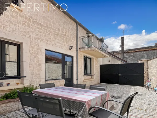 MAISON, CENTRE-VILLE, GRANDE COUR DE 80 m2, QUATRE CHAMBRES