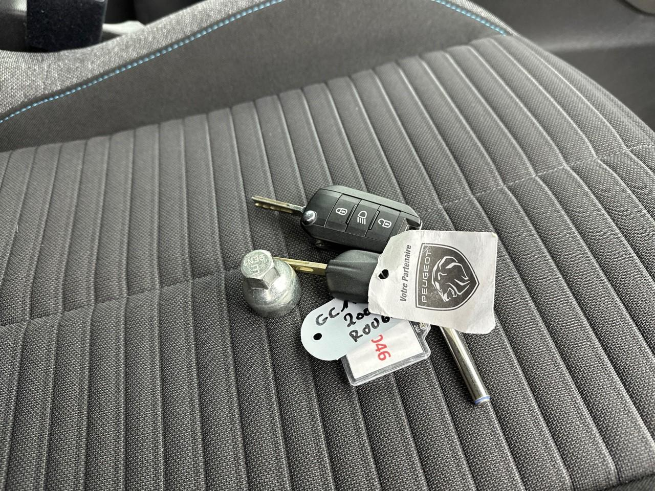 Peugeot 2008 puretech 130 s&s bvm6 style — photo 33