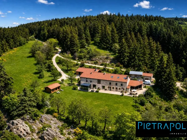 DOMAINE D'EXCEPTION AU MILIEU DES BOIS