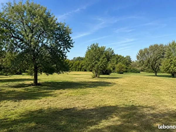 Terrain 1 700 m² Le Thou