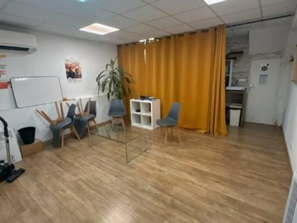 Local Commercial A LOUER SANS PAS DE PORTE / Direct Propriétaire