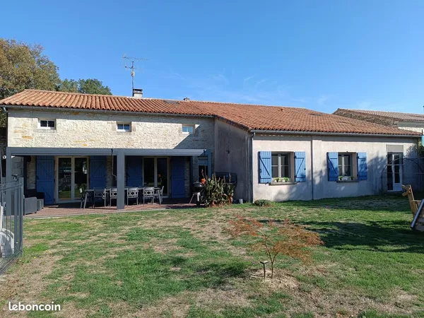 Maison en pierre semi-plain-pied de 305 m²