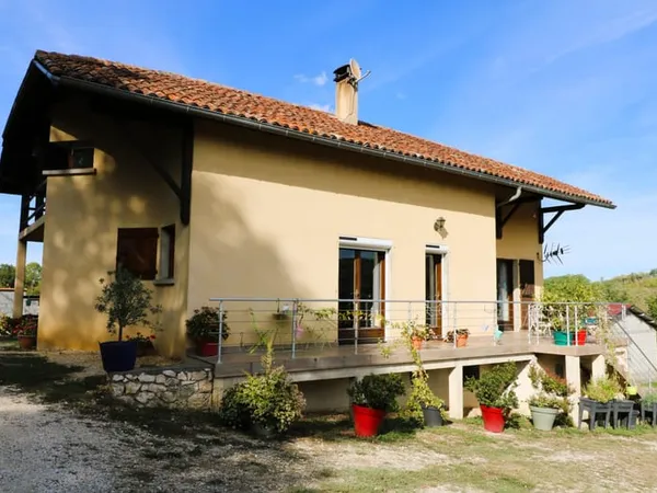 Maison rénovée avec installations équestres, dans cadre champêtre, dépendances, terrain de 8327m2
