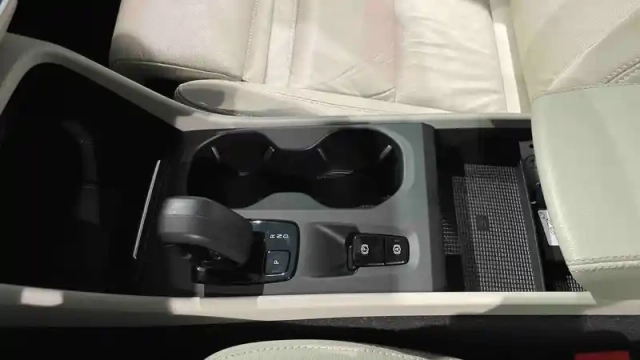 Volvo Xc40 t4 recharge 129+82 ch dct7 — photo 22