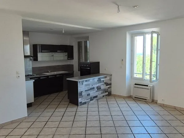 Appartement lumineux centre village
