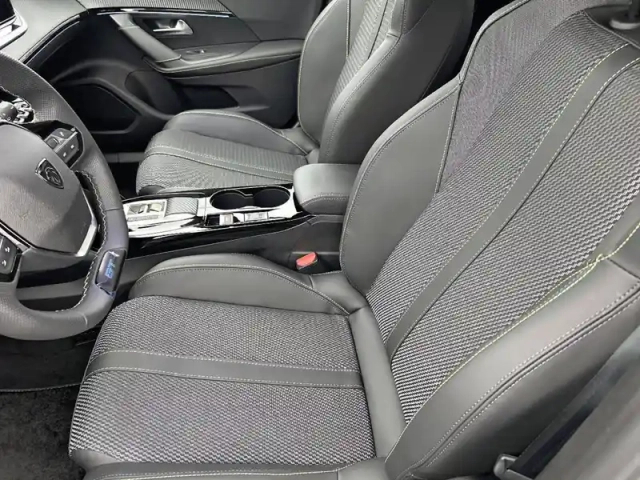 Peugeot 2008 hybrid 145 e-dcs6 — photo 11