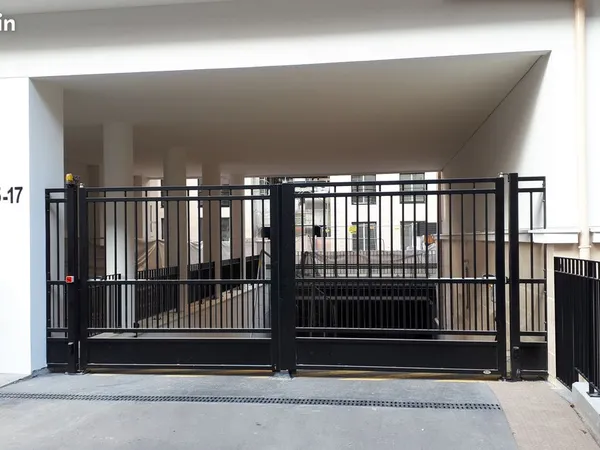 Location très grande place de parking (16 m²) dans résidence sécurisée