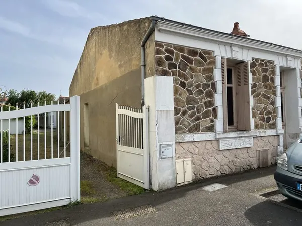 Ensemble immobilier : 2 maisons avec garage, préau et cour