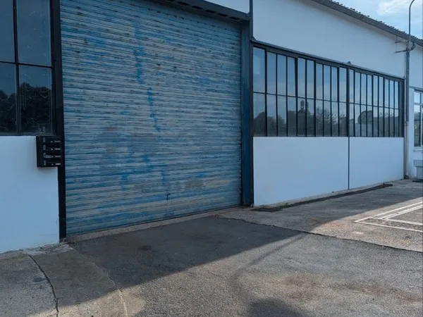 LOCAL 120m² - eau, électricité, alarme, video-surveillance