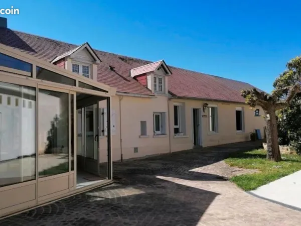 Grande maison familiale avec jardin et dépendances