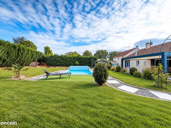 Quartier résidentiel, plain-pied, terrasse, jardin, piscine et garage....