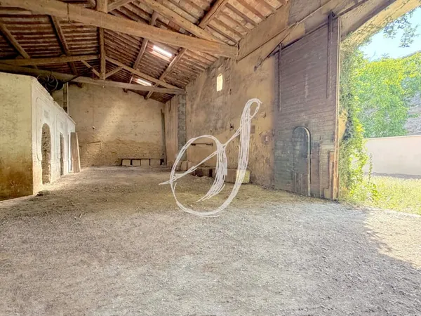 Chai à réhabiliter sur 800 m2 de terrain