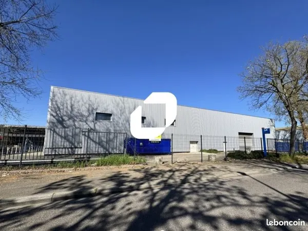 Local industriel 1 815 m²