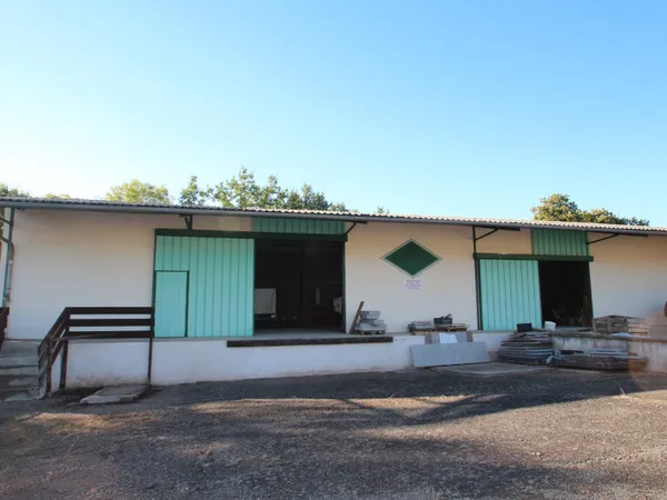 LA MACHINE, Hangar se stockage de près de 250 m2