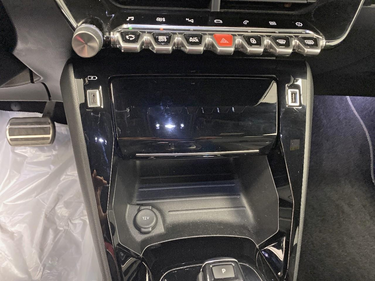 Peugeot 2008 puretech 130 s&s eat8 gt line — photo 15
