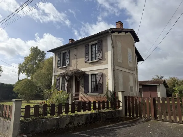 Maison avec dépendance, double garage et terrain arboré de 1