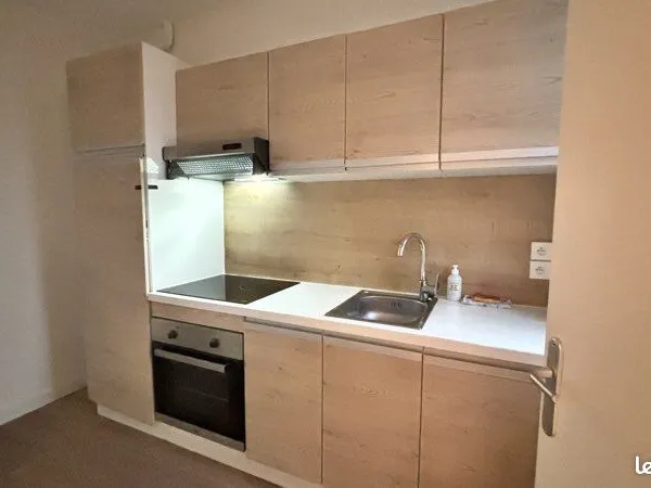 Appartement F3 à louer . Parking et entrée privative
