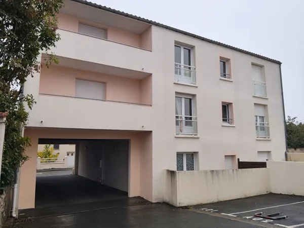 LA ROCHELLE - STUDIO EN EXCELLENT ETAT AVEC PARKING PRIVATIF