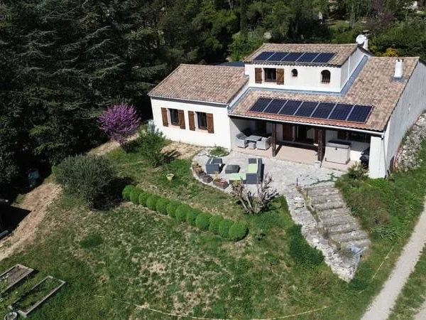 En exclusivite a vendre villa de type 5 pieces avec garages et jardin aumelas