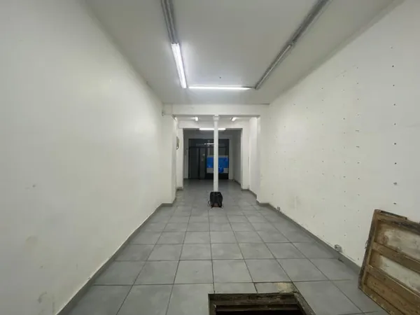 18ème arrondissement et proche Gare du Nord, un local commercial de 81 m² à louer