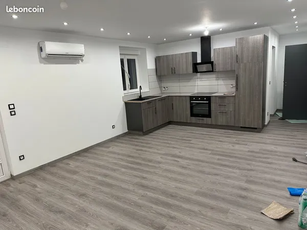 Appart f3 rdc, centre ville, terrasse, parking, clim