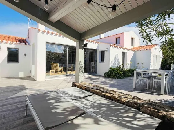 Charme et authenticité pour cette maison entièrement rénovée dans le village de Ker Pierre Borny.