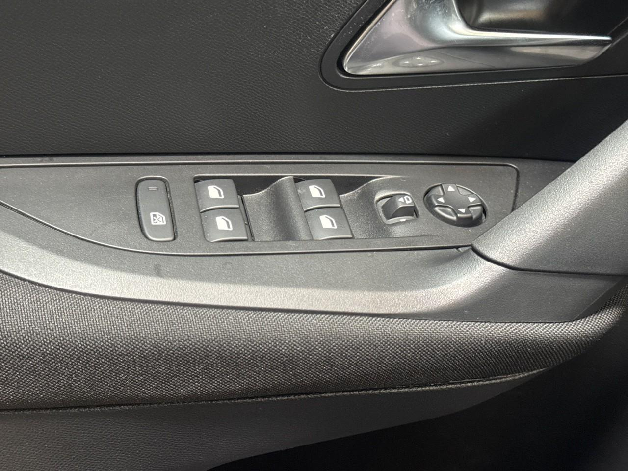 Peugeot 2008 1.2 puretech 100ch s&s active — photo 16