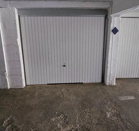 Beau garage fermÃ© dans rÃ©sidence cÃ´tÃ© Corniche Ã  proximitÃ© immÃ©d