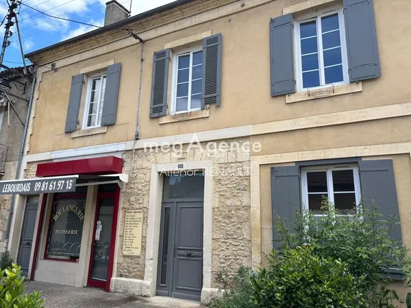 Immeuble de rapport 200m² avec local commercial et appartement - Centre-ville du Bugue