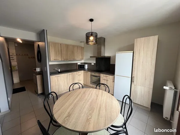 À LOUER - Appartement meublé avec jardin et garage