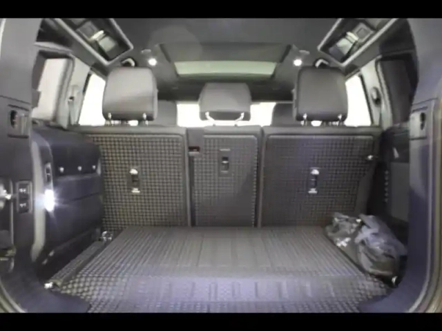 Land Rover Defender 110 2.0 p300e phev x-dynamic se — photo 36