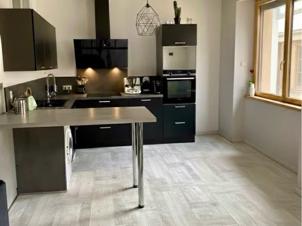 Titre : Appartement 100 m² avec 3 chambres et cour - Centre-ville de Moirans-en-Montagne