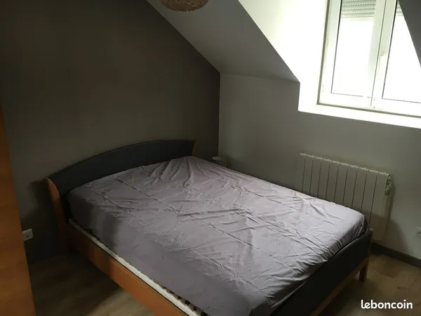 Loue maison meublée de 43m2 loi carrez, rénovée sur 3 niveaux + dépendance de 10 m2