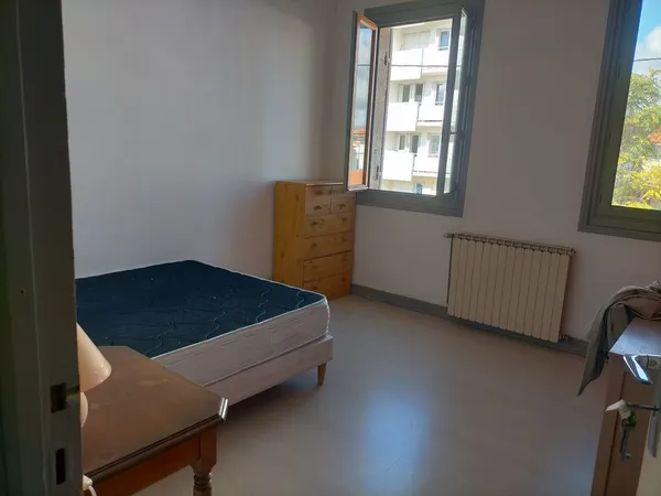 Chambre dans grande maison