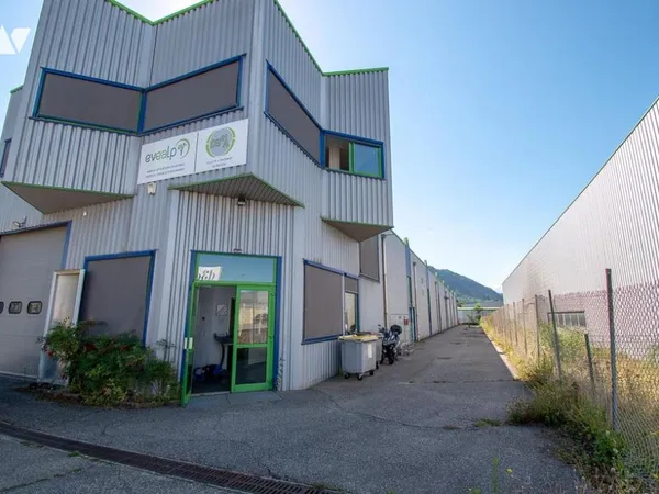 Local d'activités 920 m²