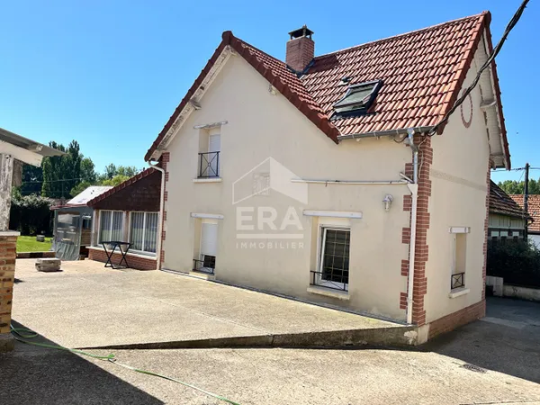 SECTEUR SUD DE CHAUNY, AU CALME, LOT DE 2 MAISONS AVEC DÉPENDANCES