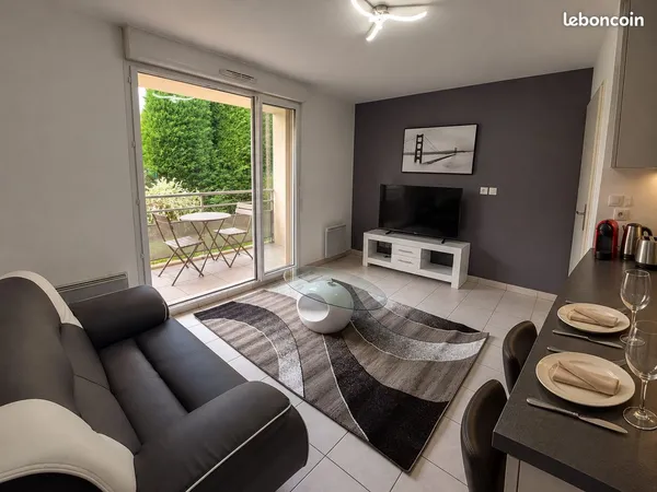 Location au mois uniquement - T2 meublé 45 m² avec balcon, parking et fibre