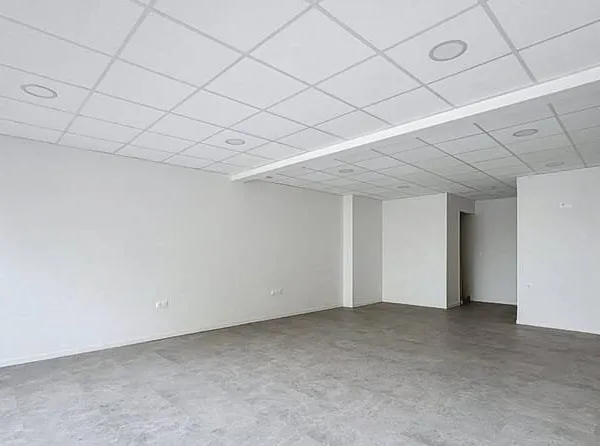 Local commercial 2 pièces 121 m²