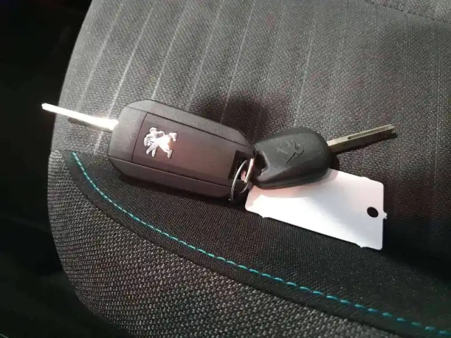 Peugeot 208 puretech 100 s&amp;s bvm6 — photo 17