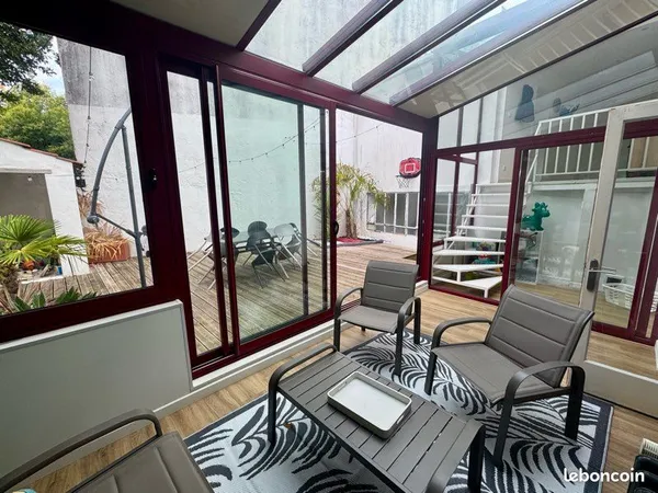 Maison de caractère pentagone avec terrasse, véranda et garage