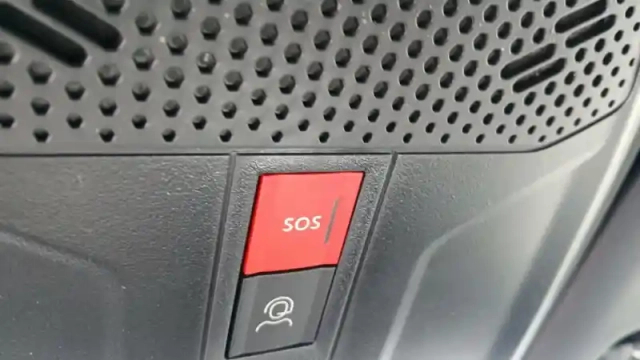 Peugeot 2008 hybrid 145 e-dcs6 — photo 19