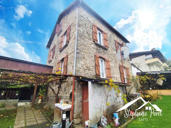 Grande maison familiale de 150 m², 6 chambres, jardin et dépendance  Au calme à Ussel