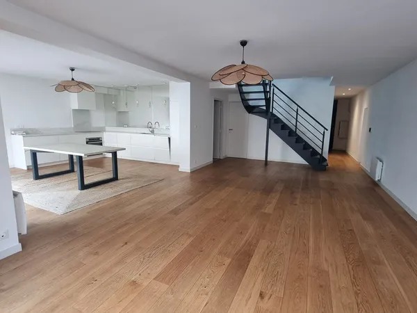 Maison en parfait état avec 4 chambres, 2 bureaux