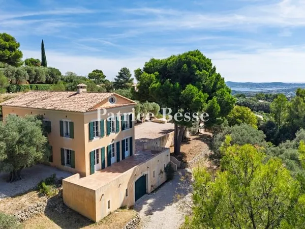 Près de Toulon, une vaste bastide du 20e s. Avec vue mer entourée de son parc de plus de 5 000 m².